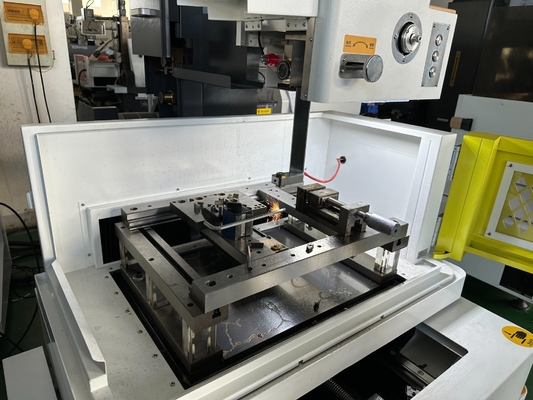 Spark Working Wire Cutting CNC Machine D320c with Servo Motor and Electric Discharge