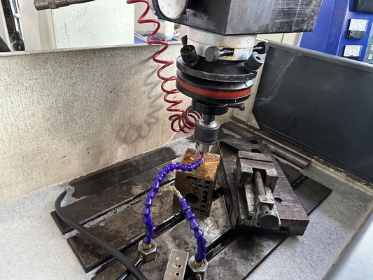 Metal 3-Axis CNC Electric Discharge Die Sinker EDM300H with Mirror Function Machining