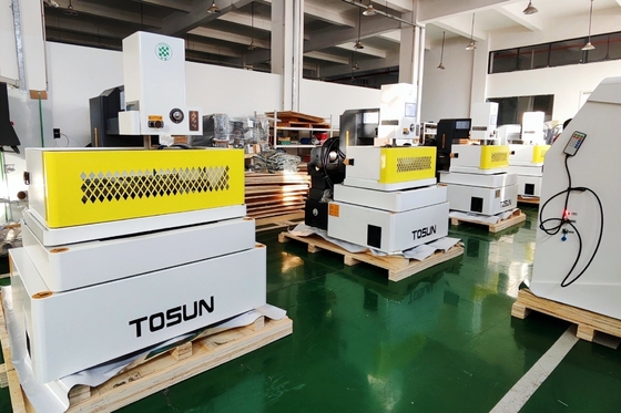 Automatic Vmc650 CNC Vertical Milling Machine with Fanuc Control System